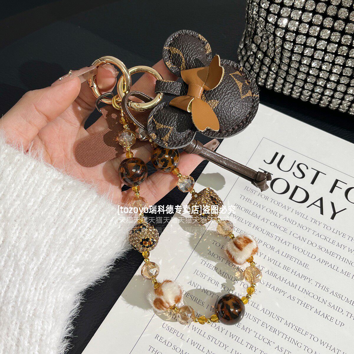 轻奢大牌手机链挂件棕色豹纹串珠手腕款链条精致闪钻毛球挂链可爱皮质