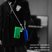 克莱因蓝毛绒斜挎包挂绳iphone16pro手机壳适用苹果13promax xr多功能收纳包ip15pm保护套ip14硅胶软壳ip12