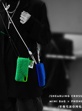 克莱因蓝毛绒斜挎包挂绳iphone16pro手机壳适用苹果13promax/x/xr多功能收纳包ip15pm保护套ip14硅胶软壳ip12