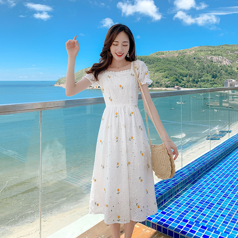小雏菊连衣裙碎花一字肩2020夏季新款初恋系收腰显瘦刺绣白色裙子