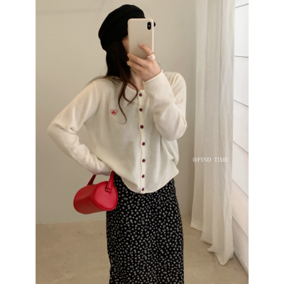 Find Time-圆领纽扣爱心刺绣开衫针织开衫（含10.1绵羊毛）