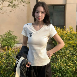修身 美式 白色短袖 正肩v领刺绣t恤女夏季 显瘦辣妹纯棉上衣 2025新款
