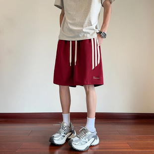 酒红色三条杠运动短裤男美式潮牌夏季新款宽松大码百搭休闲五分裤
