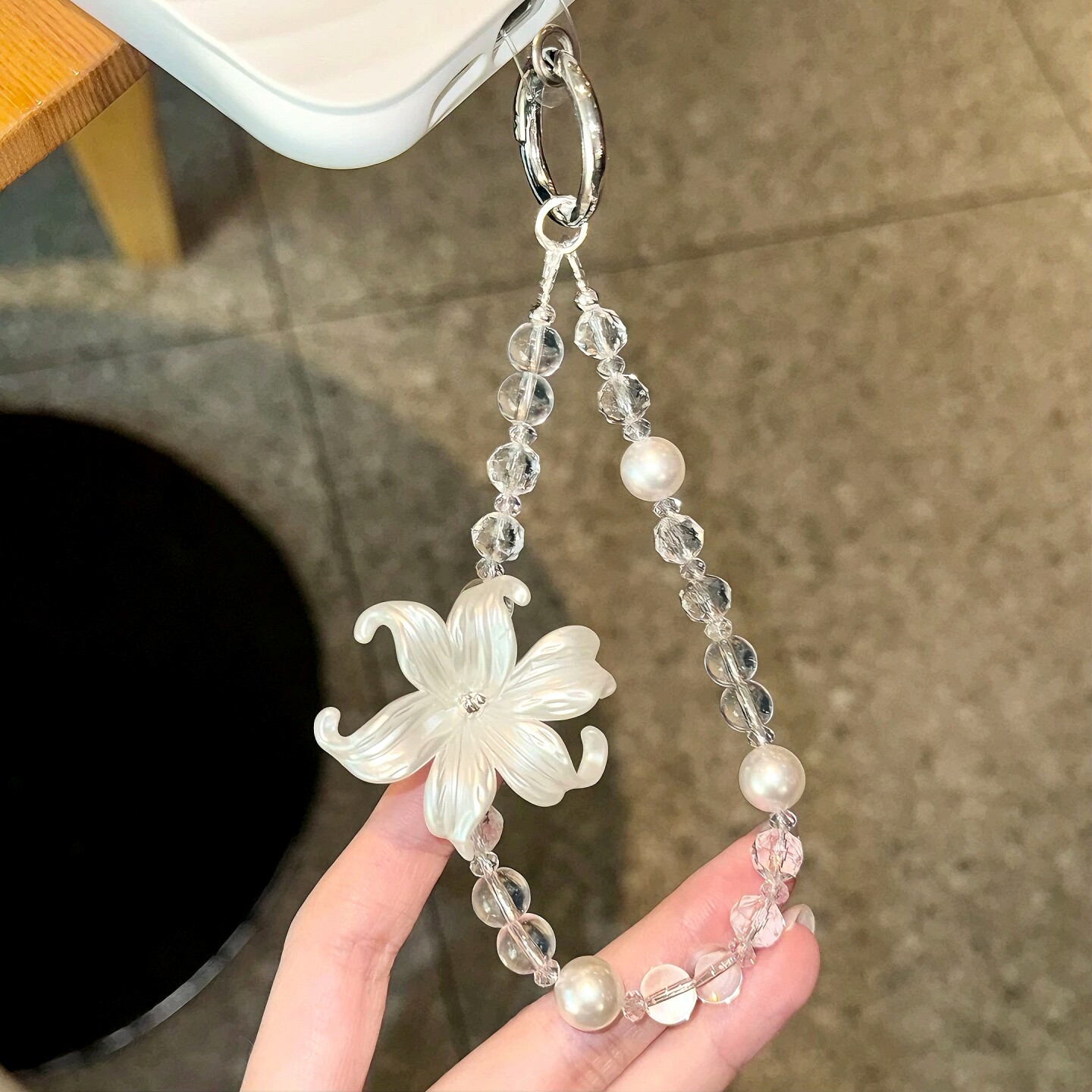 小众轻奢精致百搭女生手机链百合花水晶串珠包挂件钥匙扣毕业礼物