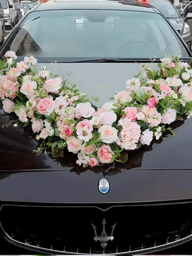 Главный свадебный автомобиль украшает переднюю часть машины розовая роза Big V цветочная ряд