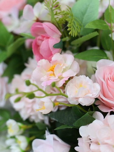 Главный свадебный автомобиль украшает переднюю часть машины розовая роза Big V цветочная ряд