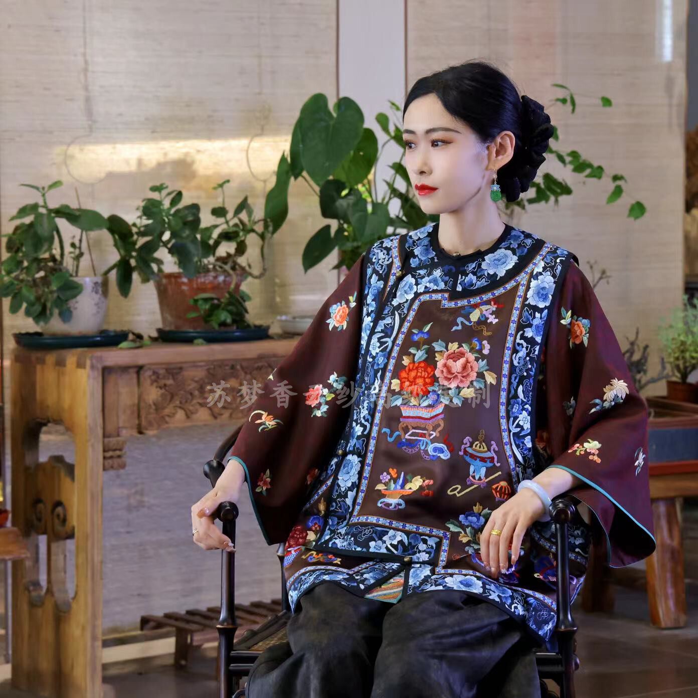 {苏梦}【雅瓶华章】黛色三蓝绣边中国风圆领斜襟马甲0104419