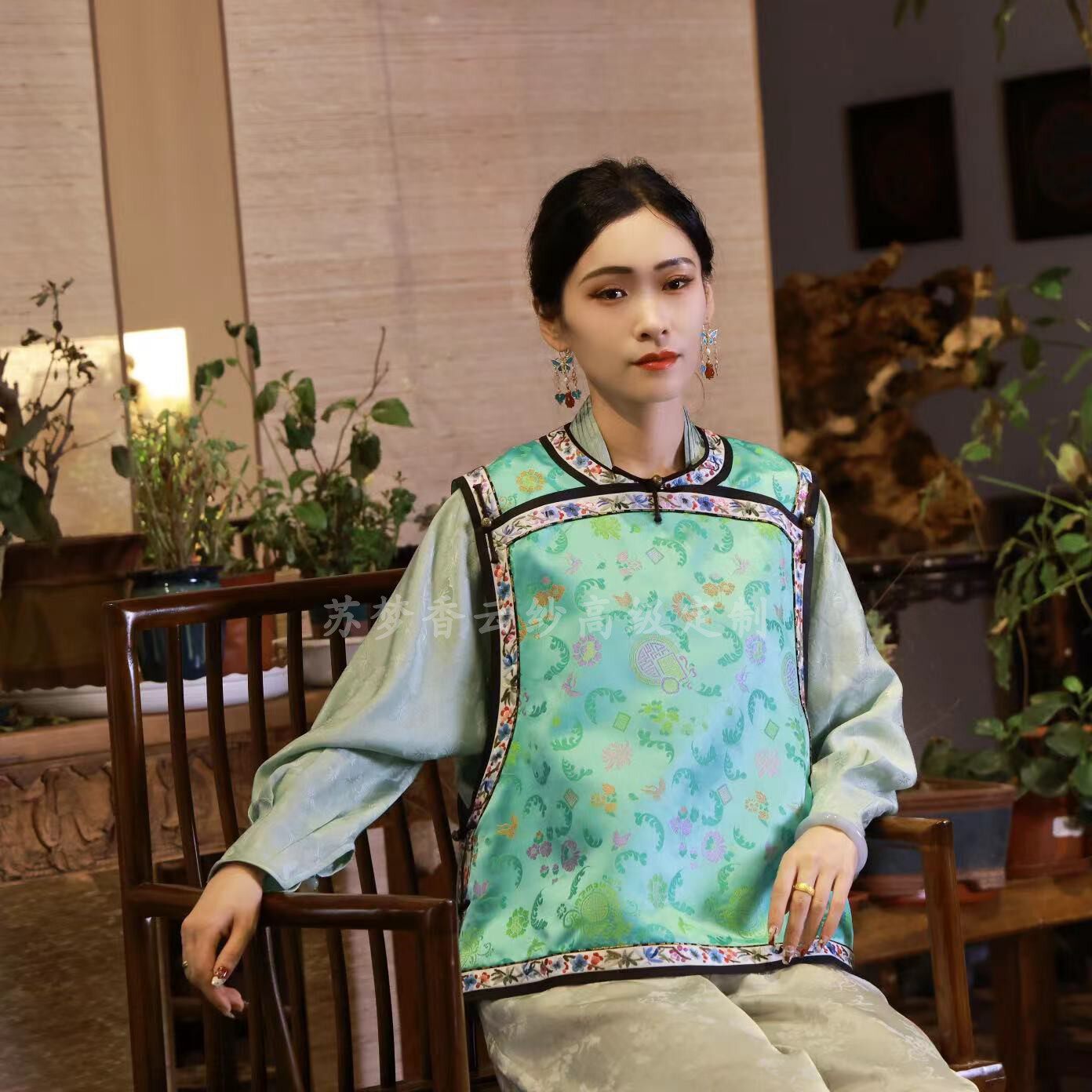 {苏梦}清韵手绣边青磁色一字襟圆领马甲无袖上衣0104416