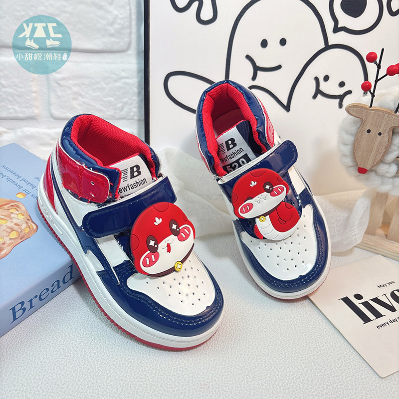 女童高帮皮面板鞋女款软底2026年新款正流行经典女鞋运动休闲秋冬