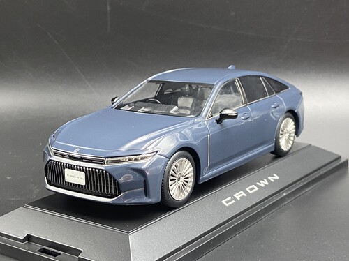 原厂 1:30 丰田 皇冠 16代 Toyota Crown 日版 合金汽车模型 收藏