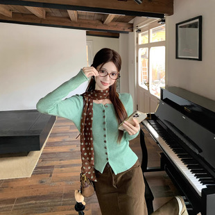 2026年韩系绿色短款长袖针织衫女春秋款修身毛衣开衫+咖色半身裙