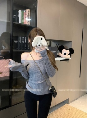 辣妹灰色斜肩针织衫女装冬季小众复古麻花毛衣修身露肩打底上衣