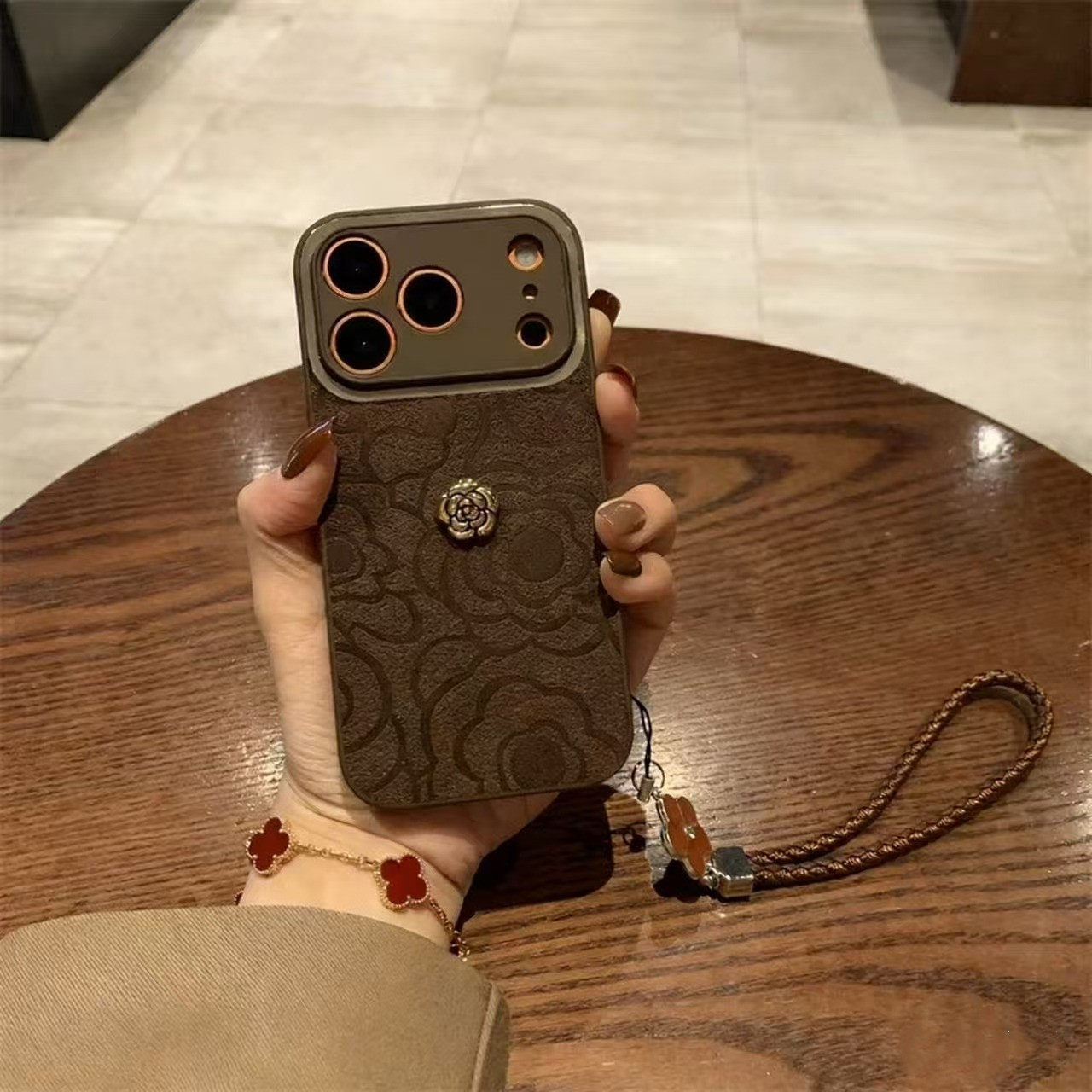 深棕色金属圈山茶花适用苹果17promax手机壳iPhone16pro高级感15皮质14plus保护套13带挂绳12p女款11全包防摔,3C数码配件,手机保护套/壳,淘宝优惠券,粉丝福利购,淘宝优惠卷
