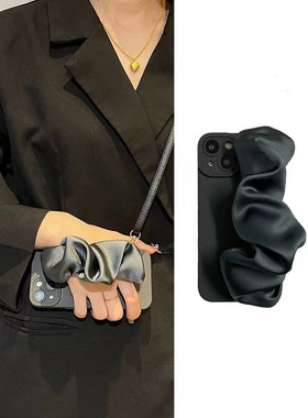 黑色真丝褶皱腕带适用iPhone16ProMax手机壳新款苹果17pro高级感15斜跨14plus个性13女款12创意x防摔硅胶软壳