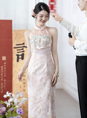 新中式挂脖旗袍订婚服2026新款新娘敬酒服粉色结婚礼裙气质连衣裙