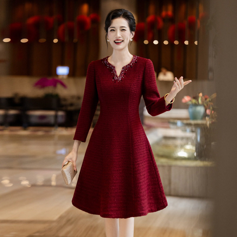 2026秋冬新款礼服小个子妈妈酒红婚庆婚宴喜婆婆连衣裙高端显瘦女