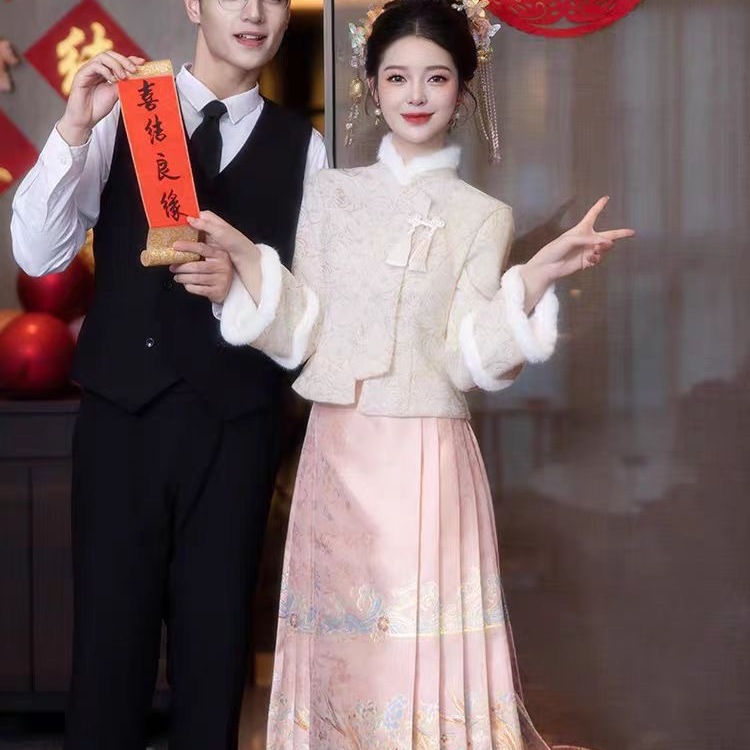 新中式国风粉色马面裙订婚礼服套装婚服敬酒服新娘秀禾服冬季汉服