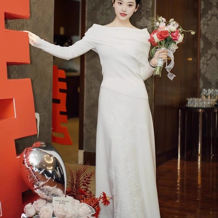 一字肩气质白色针织连衣裙订婚礼服晨袍女新娘结婚当天穿的便服裙