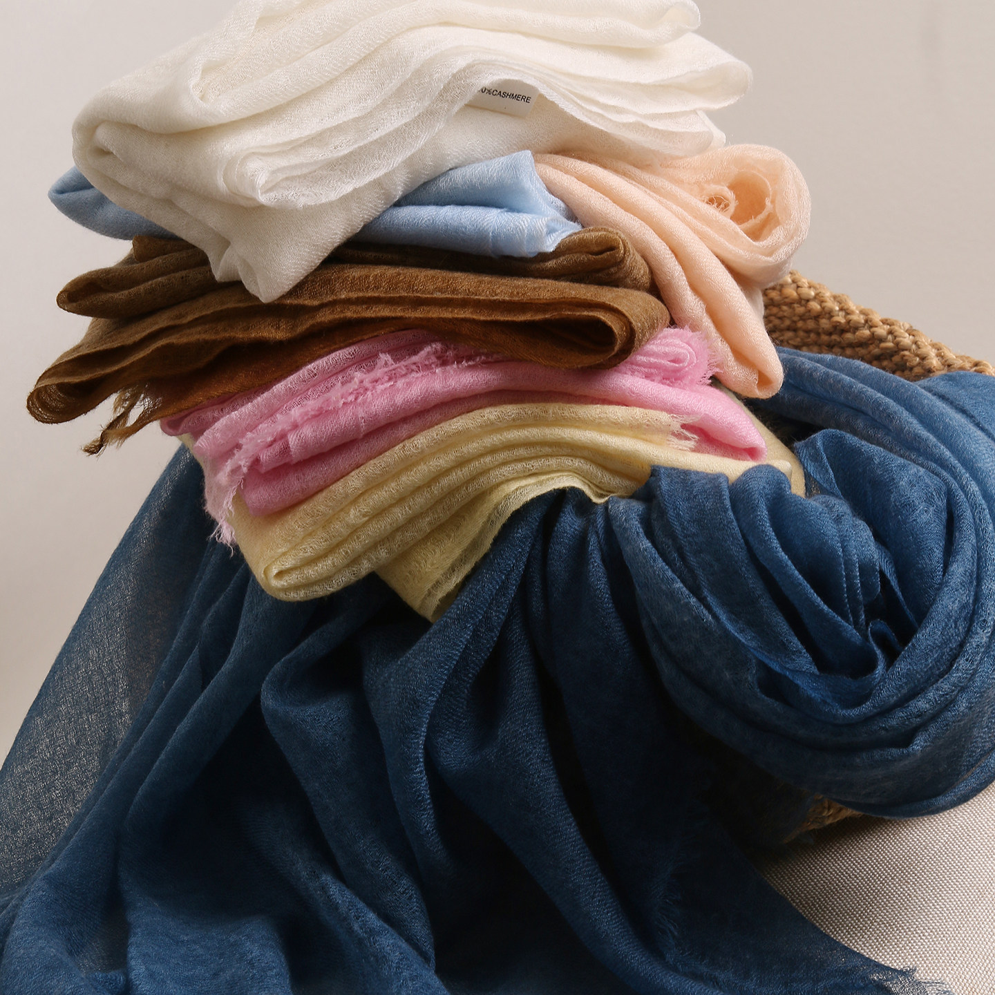 APCSHOP 春夏新款轻薄云雾纱纯色散须山羊绒围巾女优雅空调房披肩