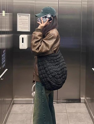 大容量斜挎包褶皱云朵大包