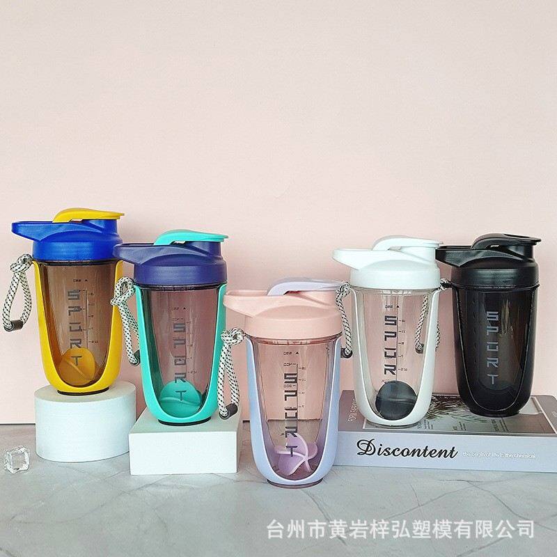 新款590ML蛋白粉奶昔杯运动摇摇杯手提便携水杯女生随手杯带提绳