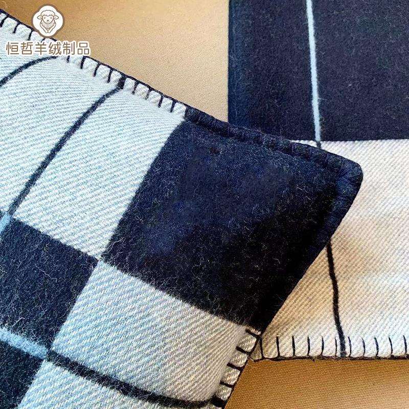 家居轻奢风拼色羊绒抱枕毛毯棋盘格沙发羊绒抱枕毛毯两件套