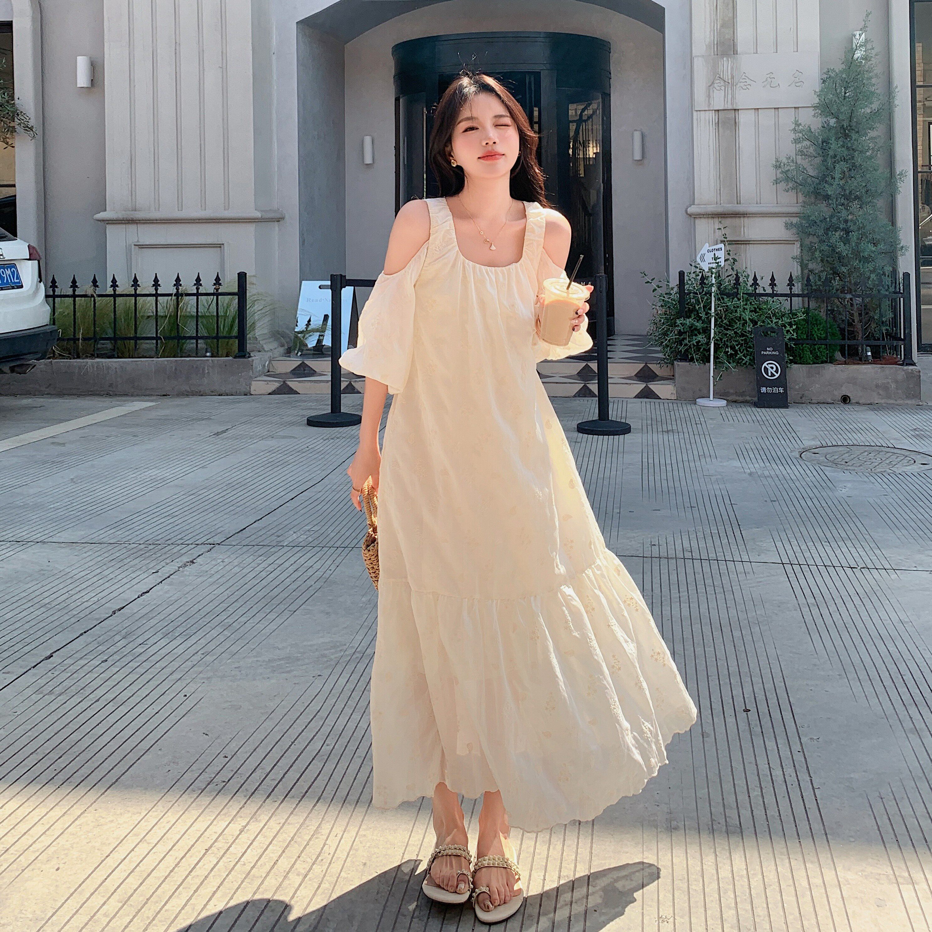 法式温柔风泡泡袖连衣裙女夏季2024新款小心机露肩时髦宽松连衣裙