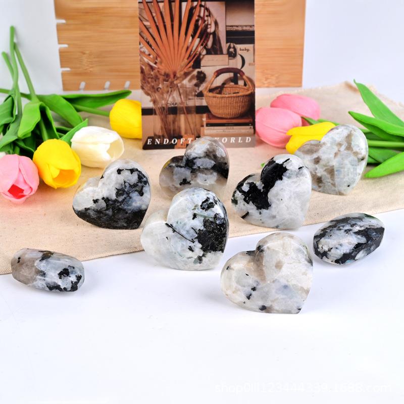 天然水晶黑月光石爱心摆件黑白点爱心原石打磨水晶心形手把件