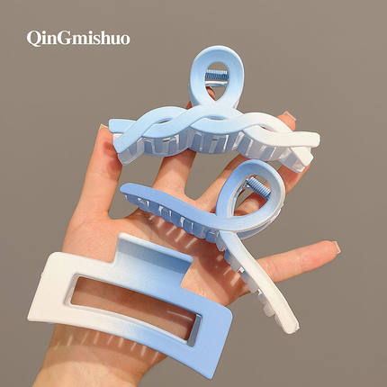 可爱甜美设计感小众天空蓝色渐变抓夹女夏季半扎后脑勺塑料鲨鱼夹