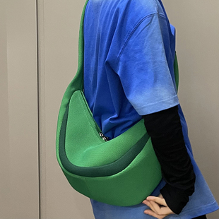 八妹饺子包女斜挎2022夏新款简约休闲百搭小众设计单肩包辣妹包包