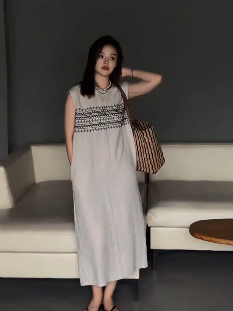 民族风刺绣亚麻连衣裙女2026夏季新款小众别致设计感无袖背心裙