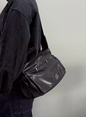 贵包的包高级黑色质感皮革斜挎包男女大容量通勤托特包单件斜挎包