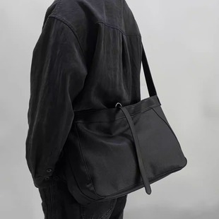 慵懒轻奢高级黑色荔枝纹小众黑色软质皮斜挎包通勤包电脑包文件包