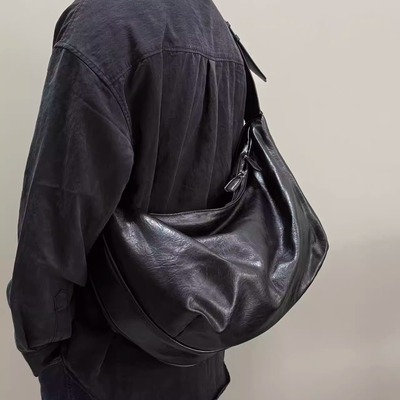 通勤百搭斜挎饺子包黑色软皮托特