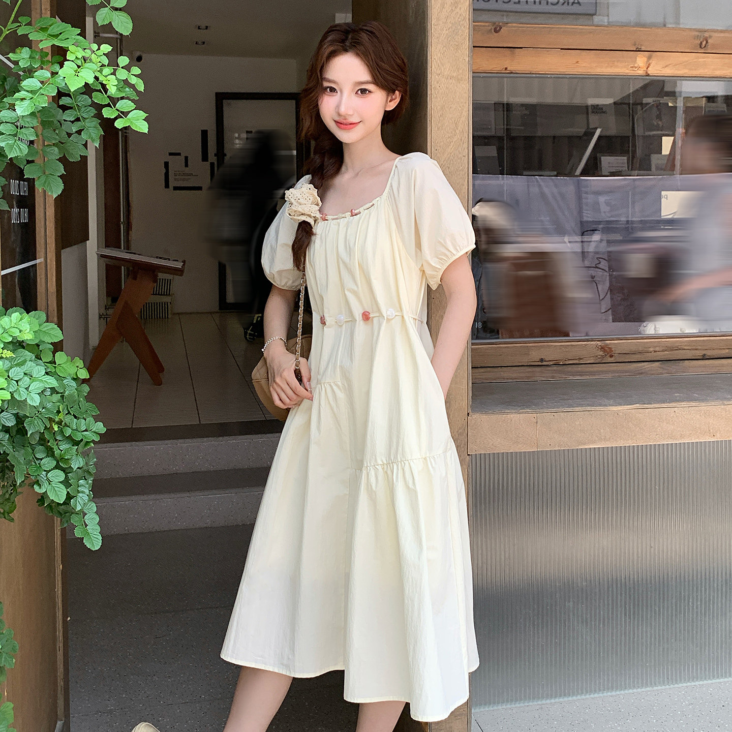 米黄色方领洋装女夏季2025年新款宽松显瘦高级感收腰减龄长裙子