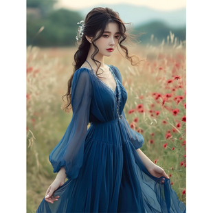 漂亮裙子2024春季 今年流行 新款 百搭V领胖mm显瘦减龄蓝色连衣裙