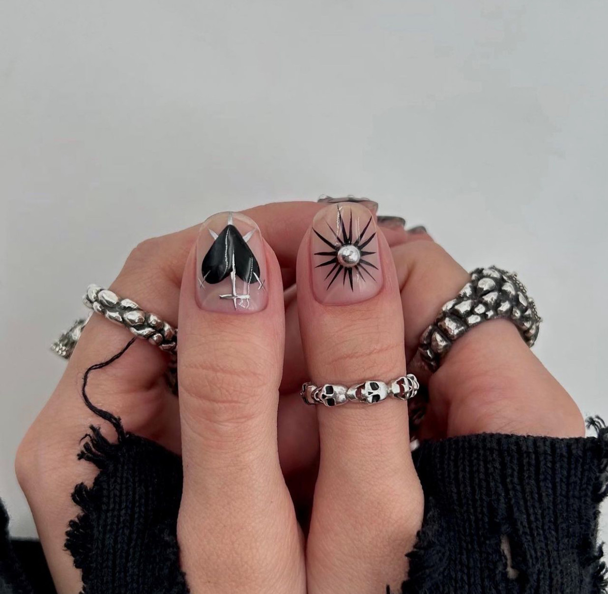 【Y2K】银黑手绘黑桃晕染拉丁文金属十字架铆钉小众手工穿戴短甲