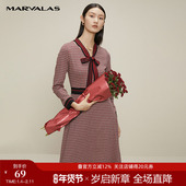 曼德诗红花色V领香风针织连衣裙2025秋冬新款 柔肤感收腰系带长裙