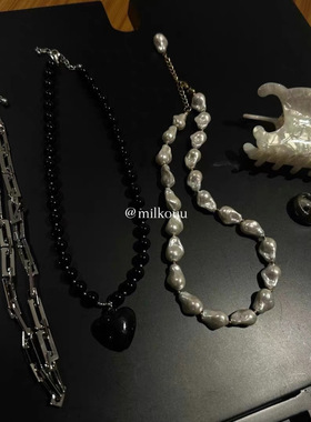 韩国黑色圆珠胖乎乎爱心吊坠项链