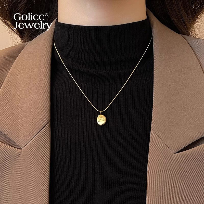 古里雅金色字母钛钢项链高级感