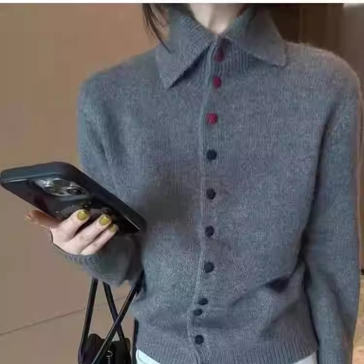 小山羊绒针织开衫女翻领彩扣毛衣