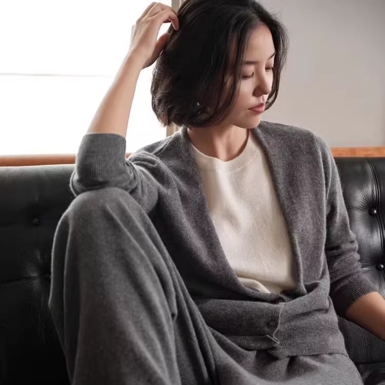 100%纯山羊绒开衫V领假两件毛衣