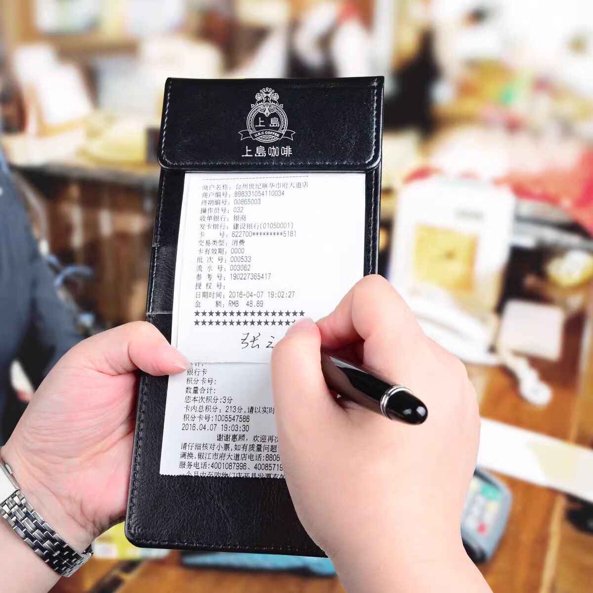 九千年菜单夹写字垫板皮革点菜夹收据签字板定做 餐厅酒店收银pos签名垫板账单票据板夹定制作批发印logo烫金