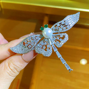 百搭优雅珍珠胸花防走光别针配饰 高档重工奢华满锆石蜻蜓胸针时尚
