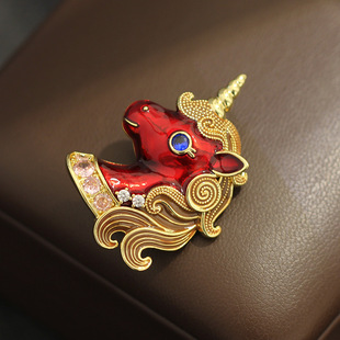 新款梦幻设计感珐琅彩绘马首胸针男女个性百搭防走光别针动物胸花