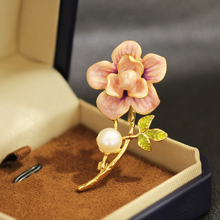 配饰胸花 高级感粉色珐琅釉花朵胸针气质优雅轻奢淡水珍珠别针女款