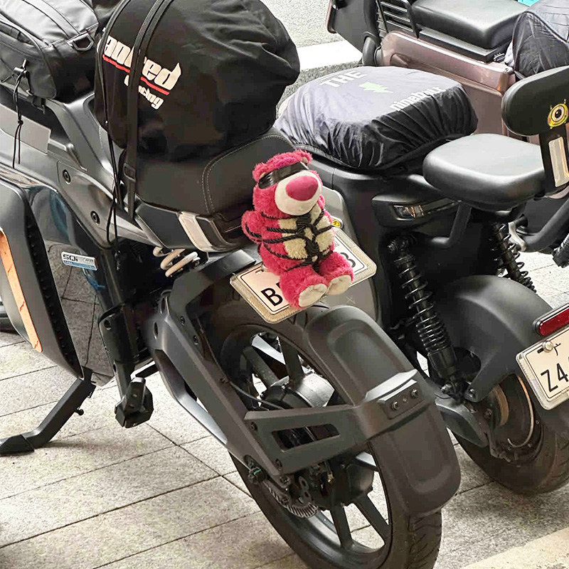 草莓熊摩托电动车摆件汽车尾部装饰挂件玩偶车载后备箱捆绑小熊