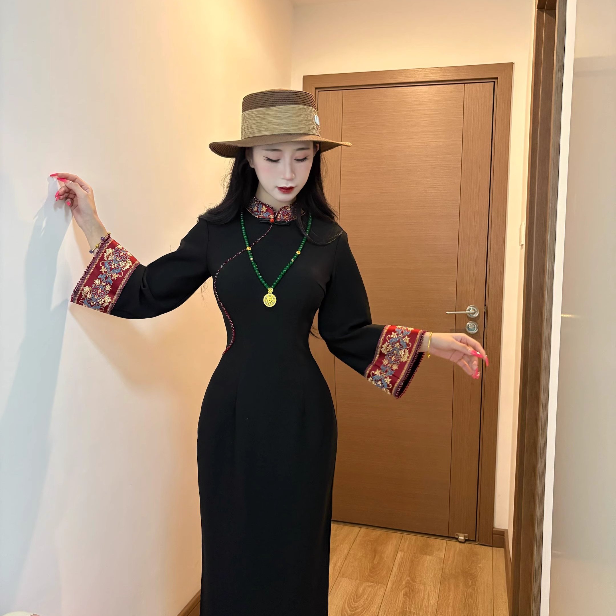 2025年新中式黑色旗袍改良年轻款少女高级感秋冬新款长袖大气旗袍