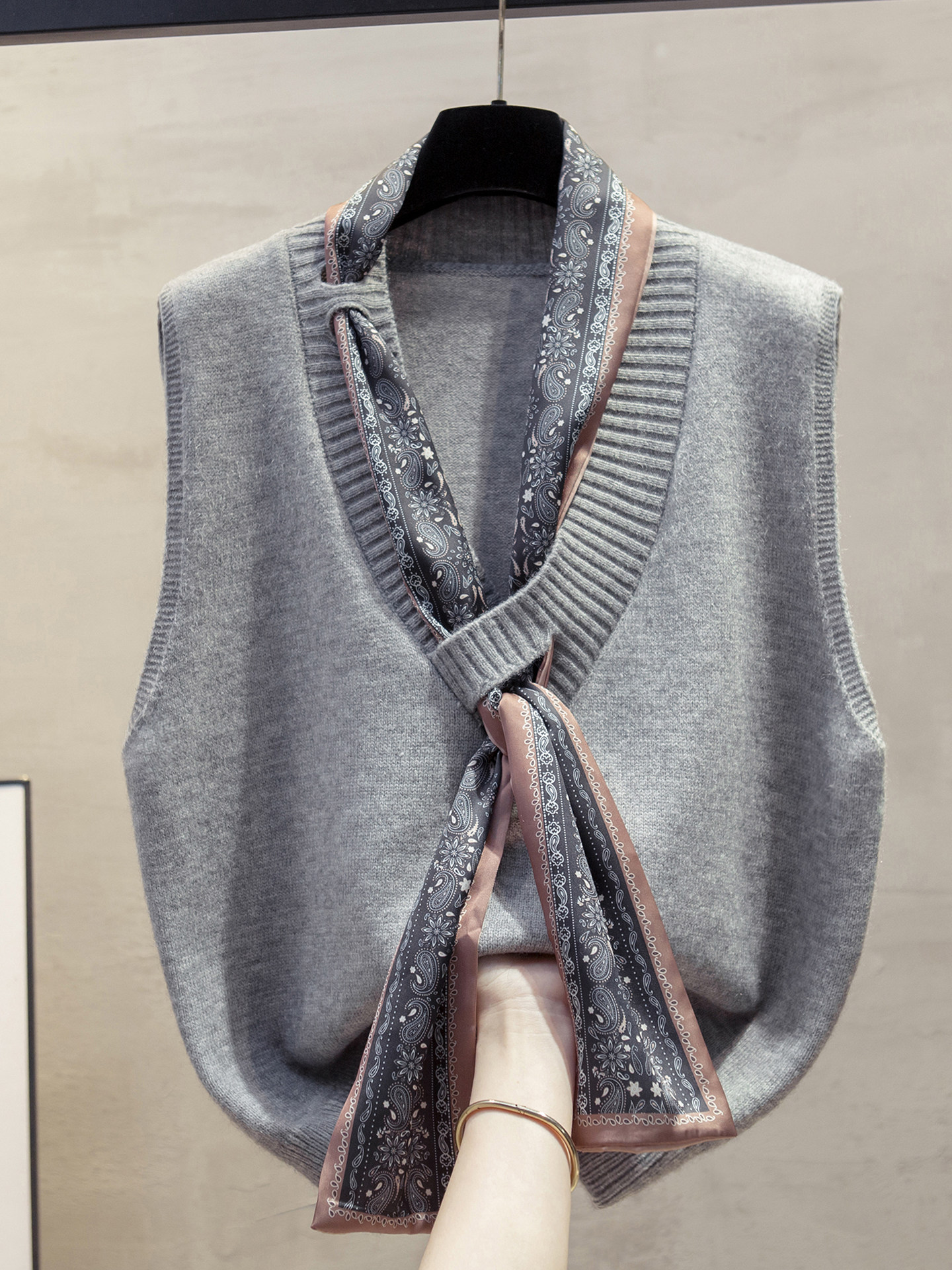 灰色V领针织马甲背心女2025秋冬新款宽松外穿马夹叠穿毛衣坎肩潮