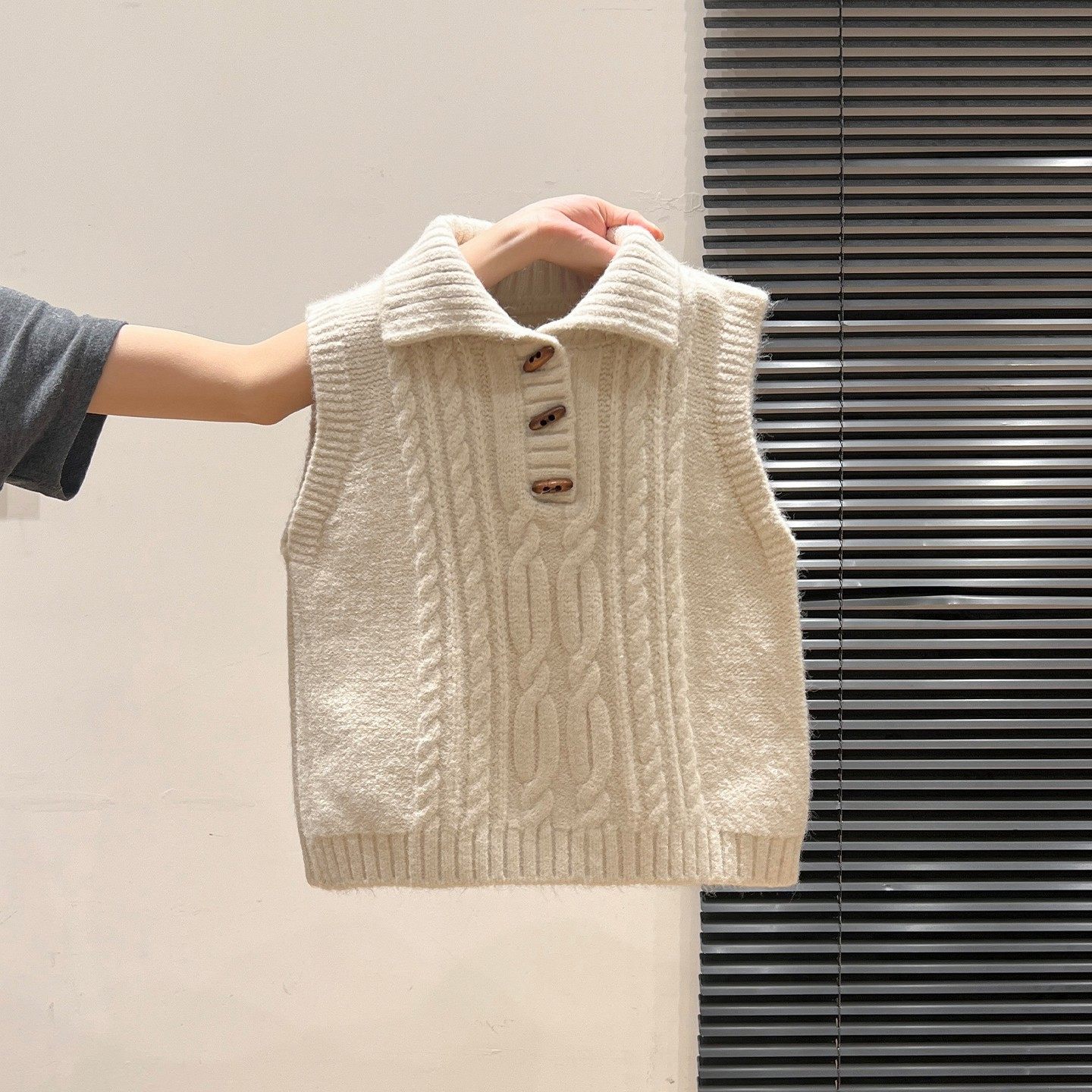复古独特牛角扣翻领麻花针织背心毛衣马夹女秋冬爆款叠穿无袖上衣,女装/女士精品,毛针织衫,淘宝优惠券,粉丝福利购,淘宝优惠卷
